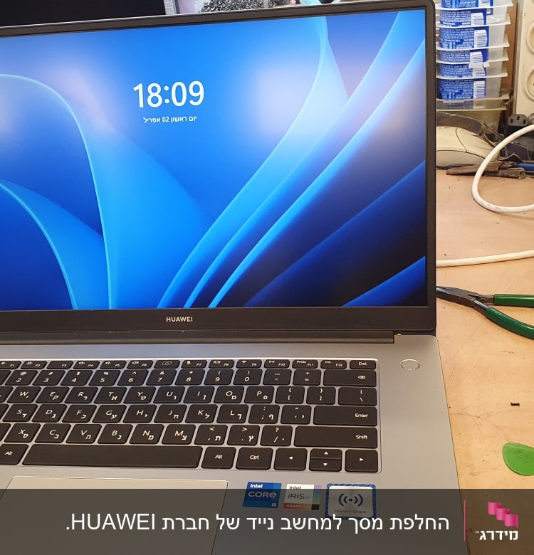 מחשב נייד של Huawei עם מסך פתוח על שולחן עבודה